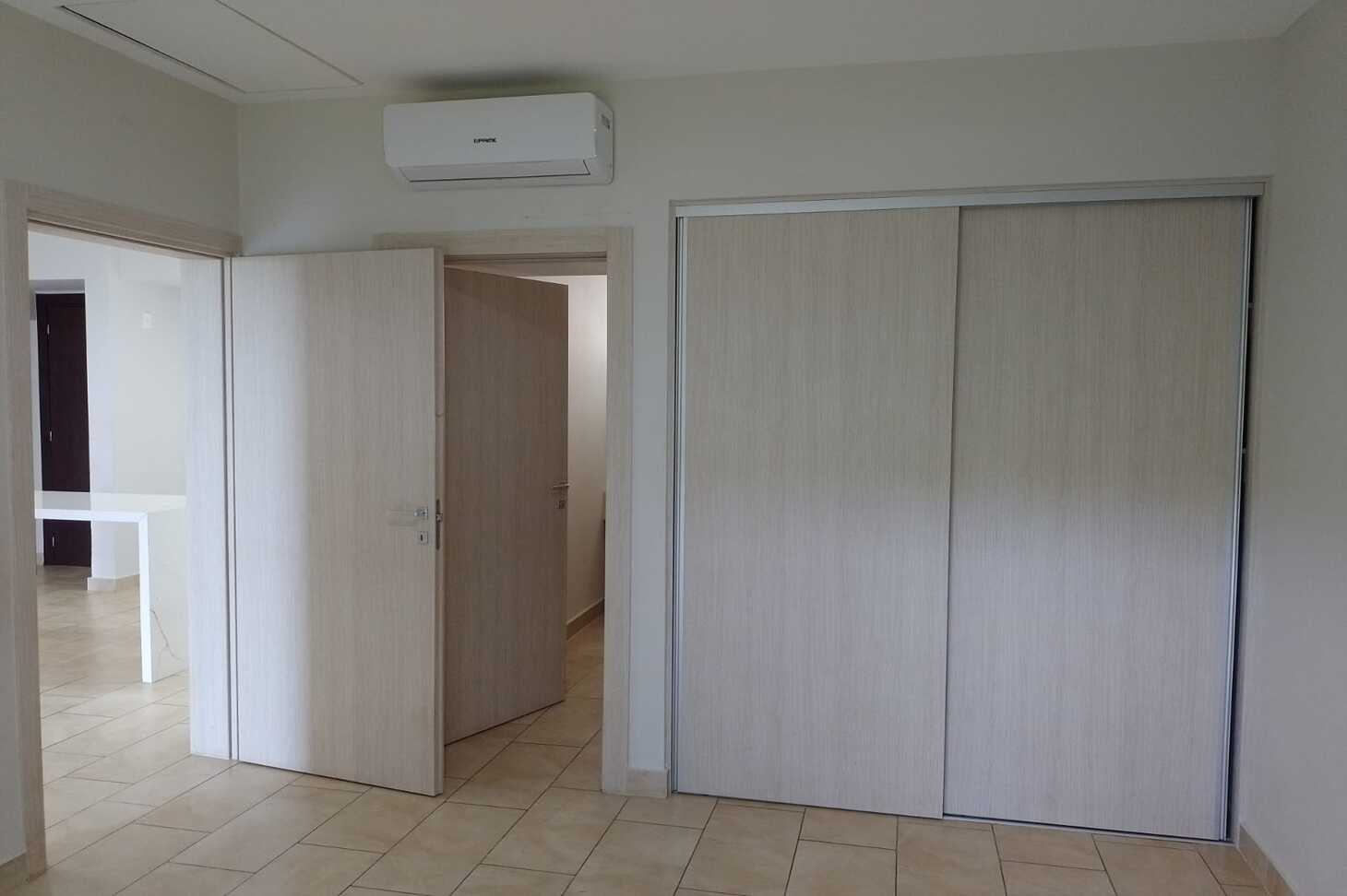 Beautiful 2 Bedroom Condo surrounded by Water ways