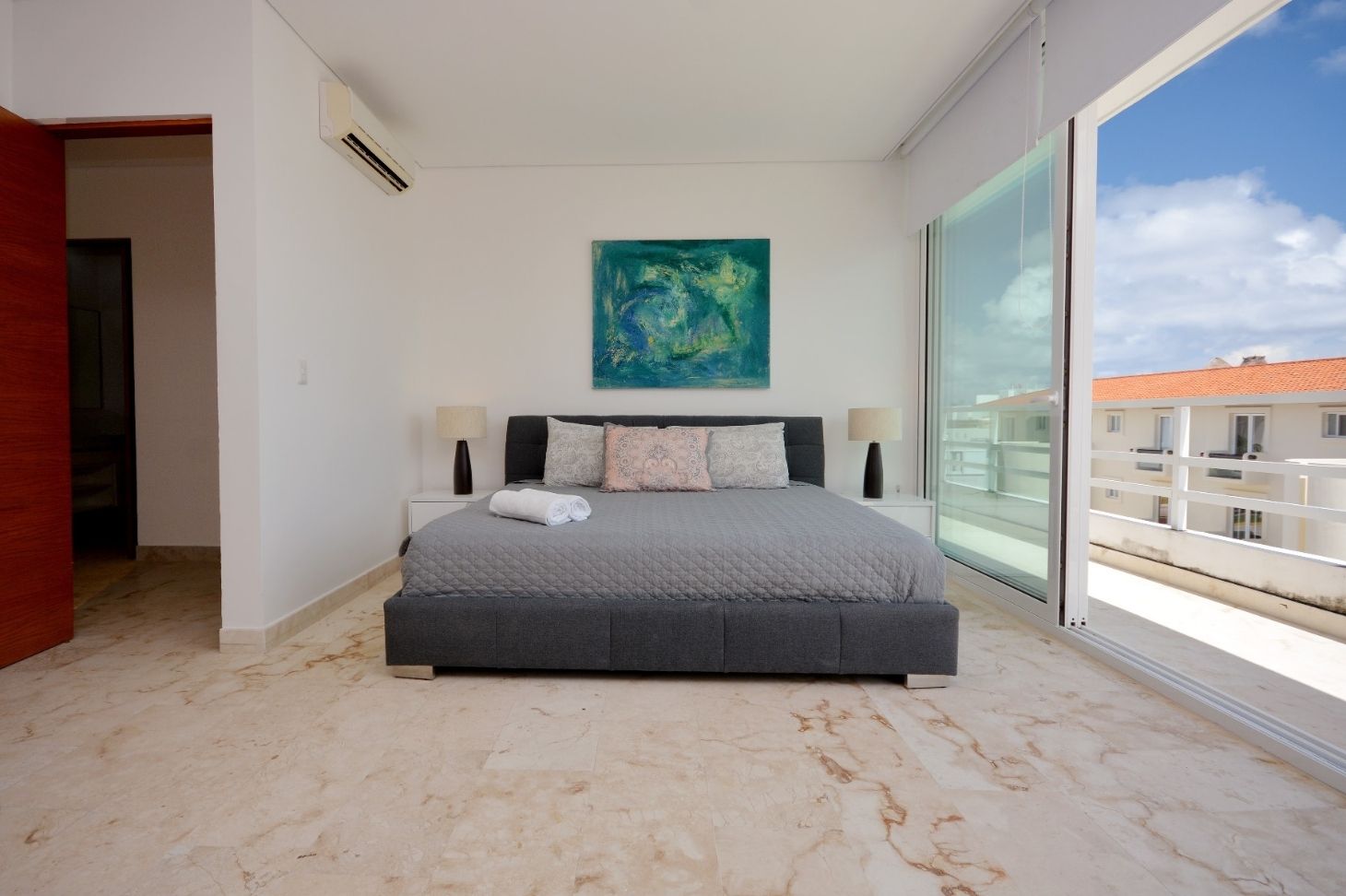 Beautiful 2 bd apartment two blocks from the beach