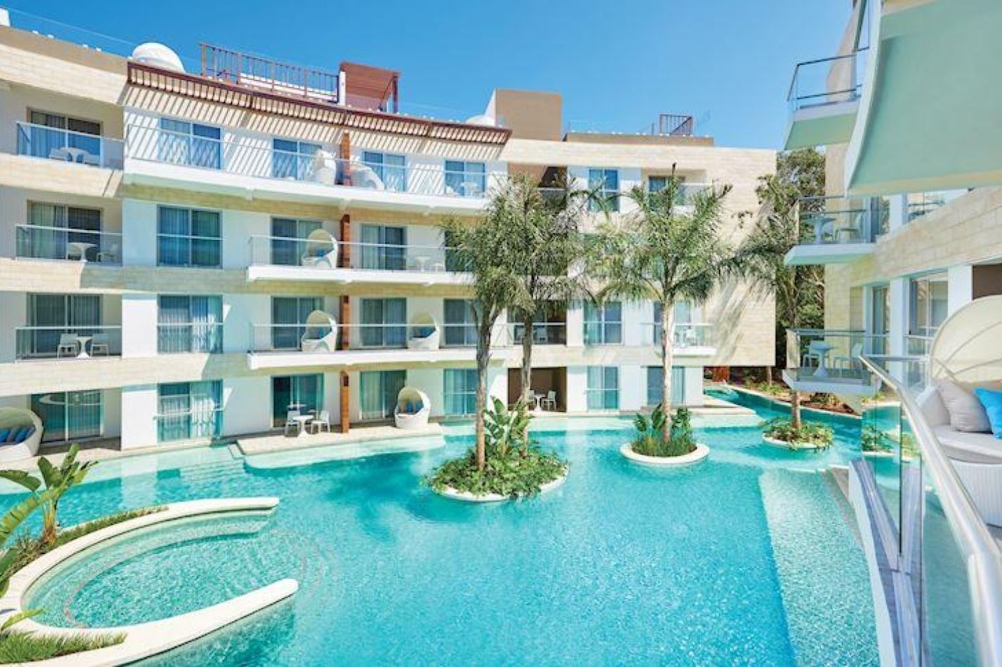 3bd apartment in Condo-Hotel on the beach