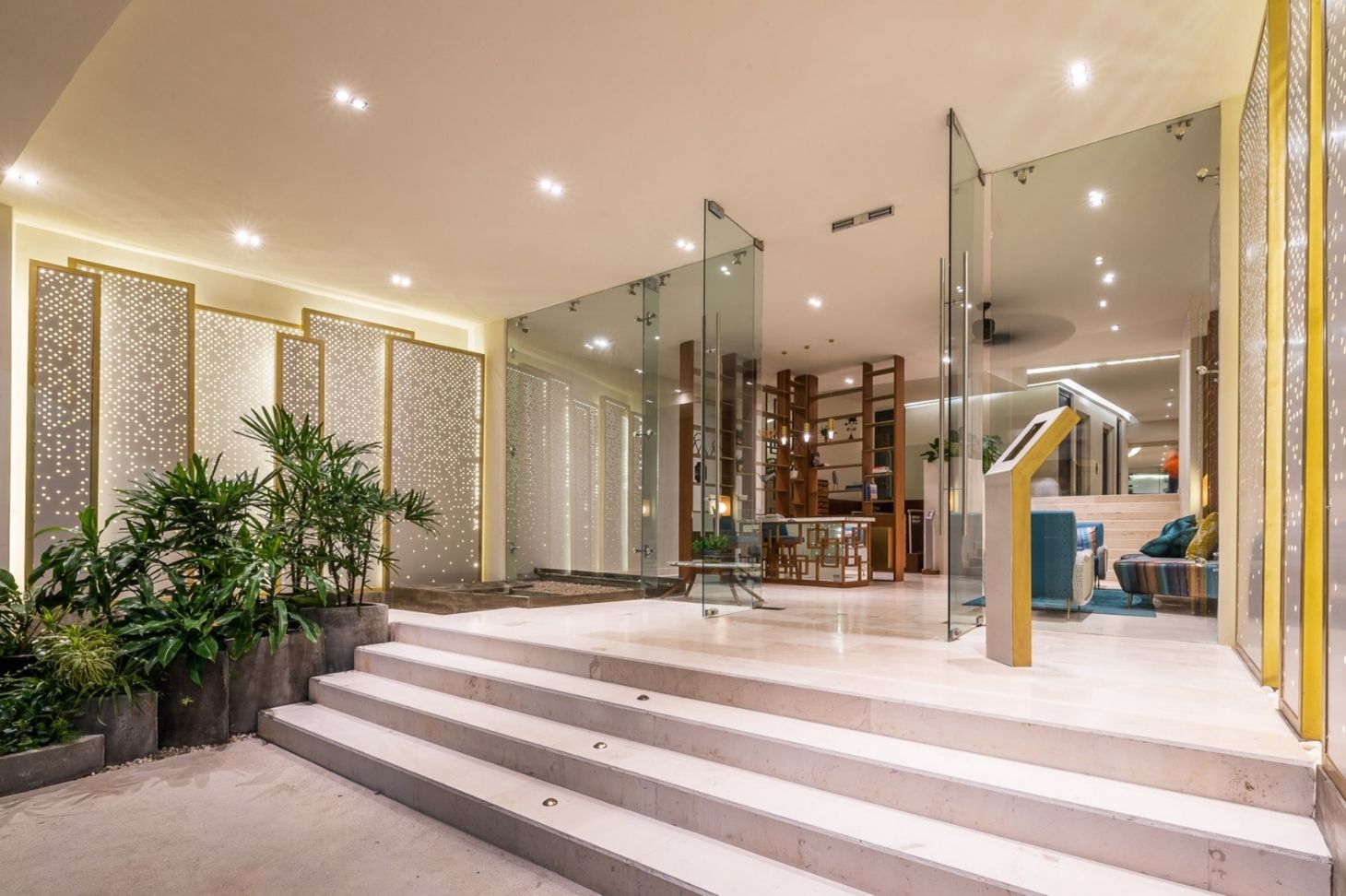 Modern 3bd penthouse walking distance to the beach 