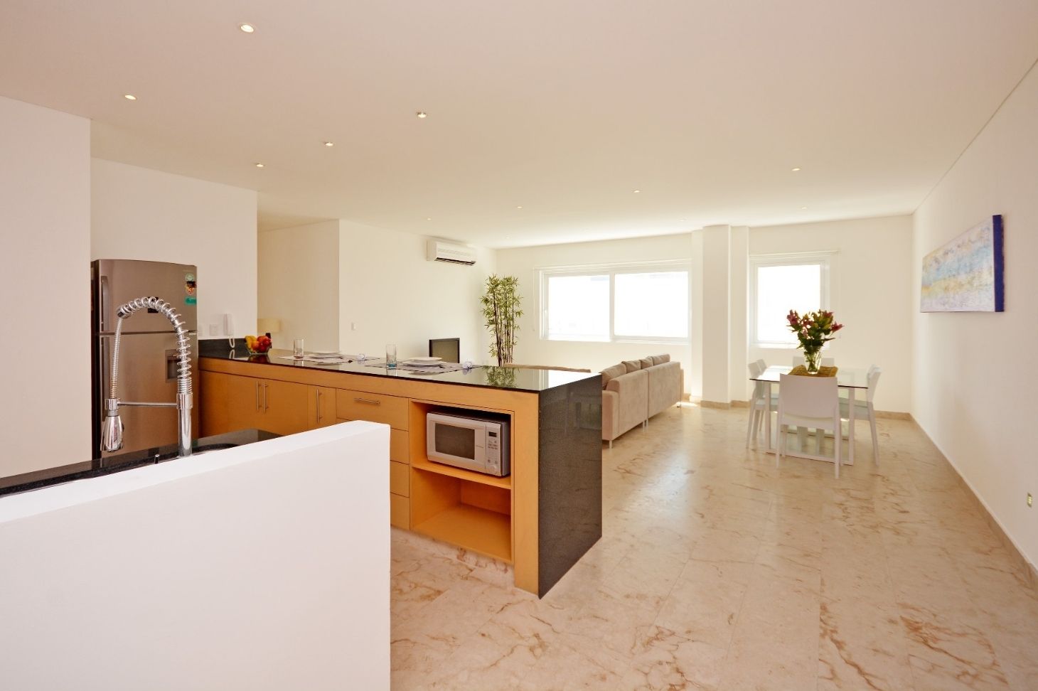 Beautiful 2 bd apartment two blocks from the beach